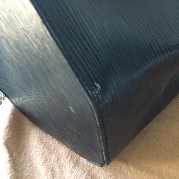 Authentic Louis Vuitton Black Epi Bag - Picture 4 of 12